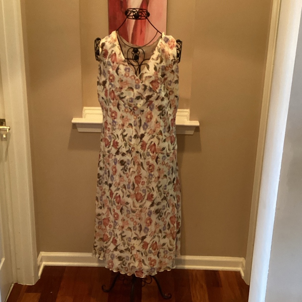 Floral Sleeveless Dress,100 silk lining 100% polyester.
